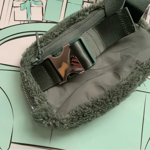 Lululemon Sage Green Sherpa Everywhere Belt Bag - Picture 4 of 7